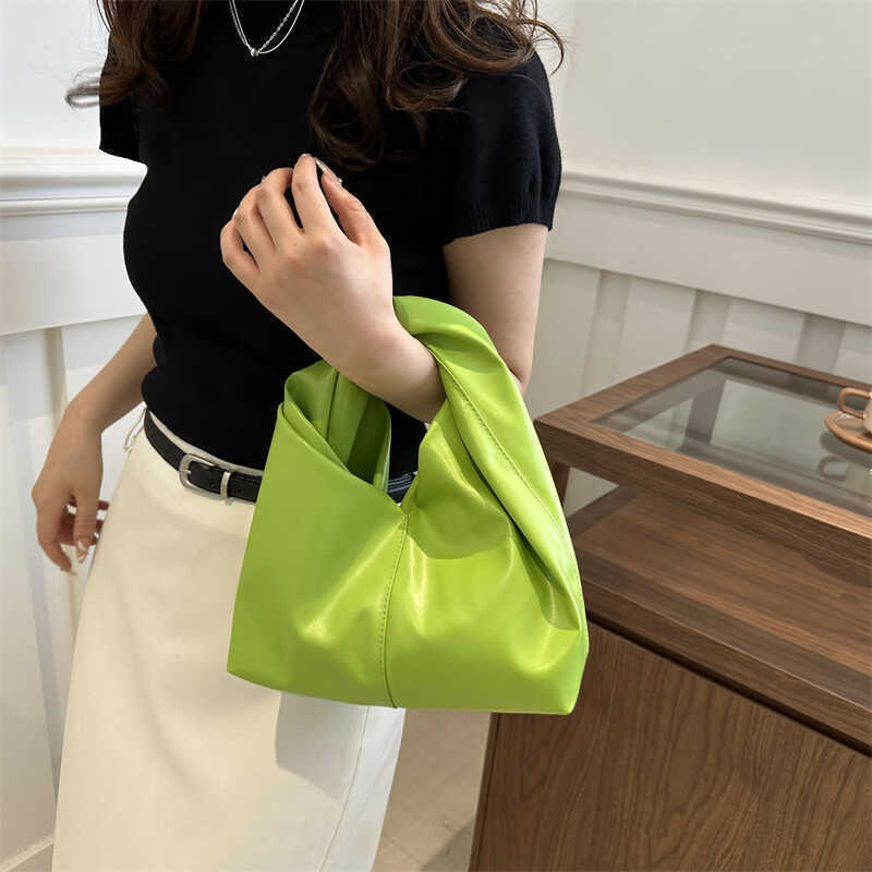 Damen Hobo-Tasche mit dekorativem Knotenverschluss und geschmeidiger Kunstlederoberfläche Nord Taschen