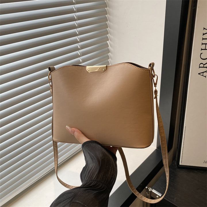 Damen klassische Umhängetasche mit elegantem Metallverschluss Nord Taschen