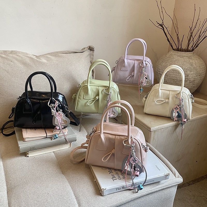 Damen praktische Handtasche mit dekorativem Anhänger Nord Taschen