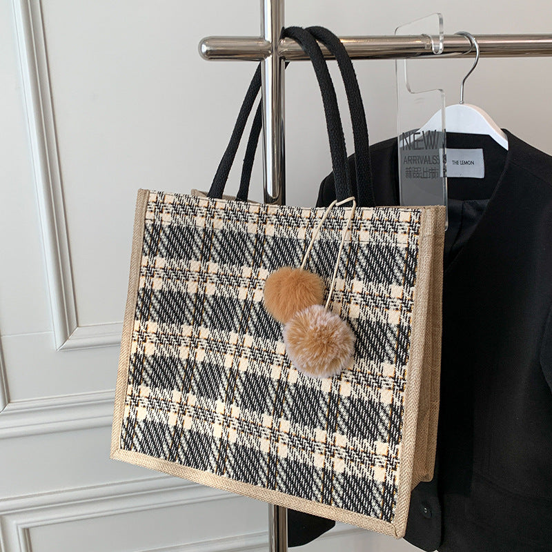 Damen Jute-Tasche mit stilvollem Karomuster und dekorativen Pompons Nord Taschen