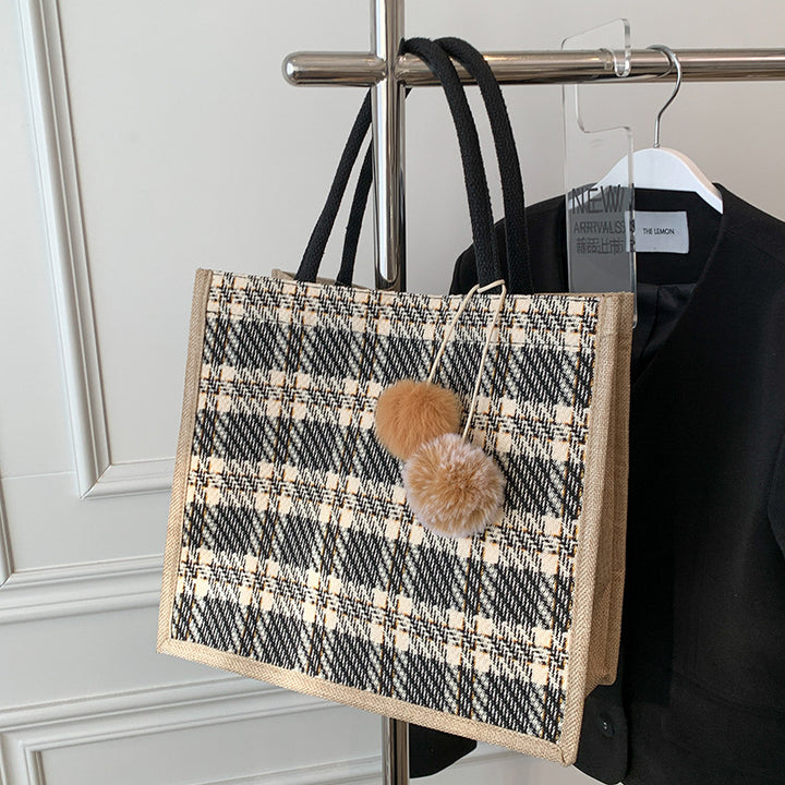 Damen Jute-Tasche mit stilvollem Karomuster und dekorativen Pompons Nord Taschen
