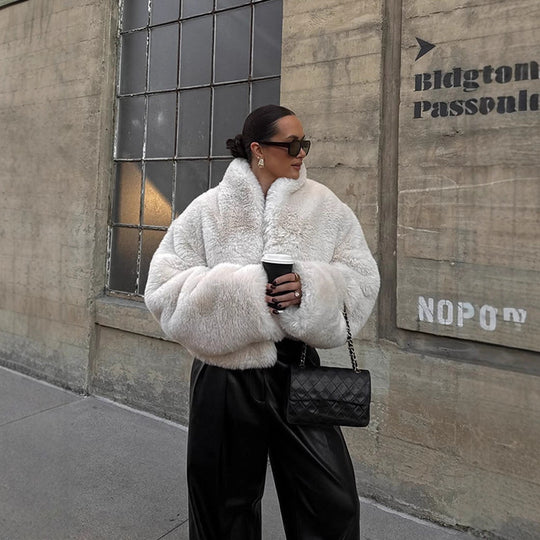 Damen Kurze kuschelige Faux‑Fur‑Bomberjacke mit voluminösem Schalkragen und kastiger Silhouette Nord Taschen