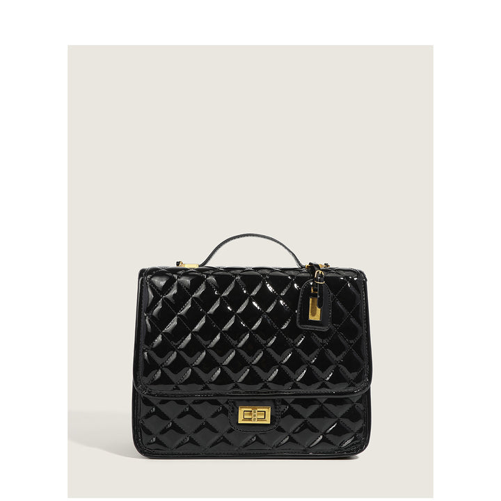 Damen Handtasche mit glänzender Steppung und elegantem Kettenanhänger Nord Taschen