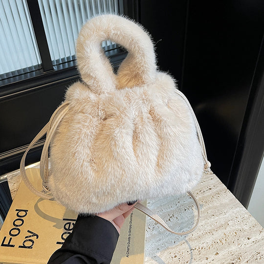 Damen Beuteltasche aus luxuriösem Kunstfell mit elegantem Tragegurt Nord Taschen