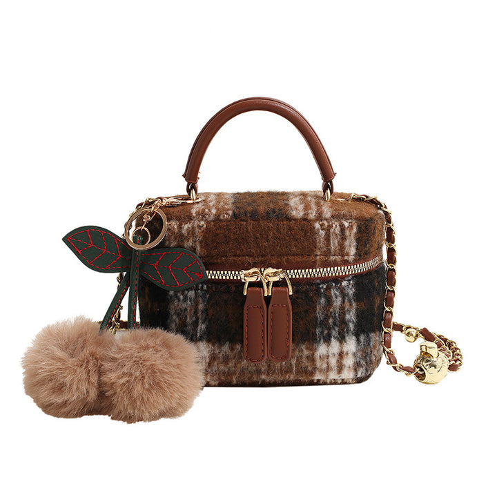 Damen stylische Handtasche mit einzigartigem pelzigen Anhänger Nord Taschen