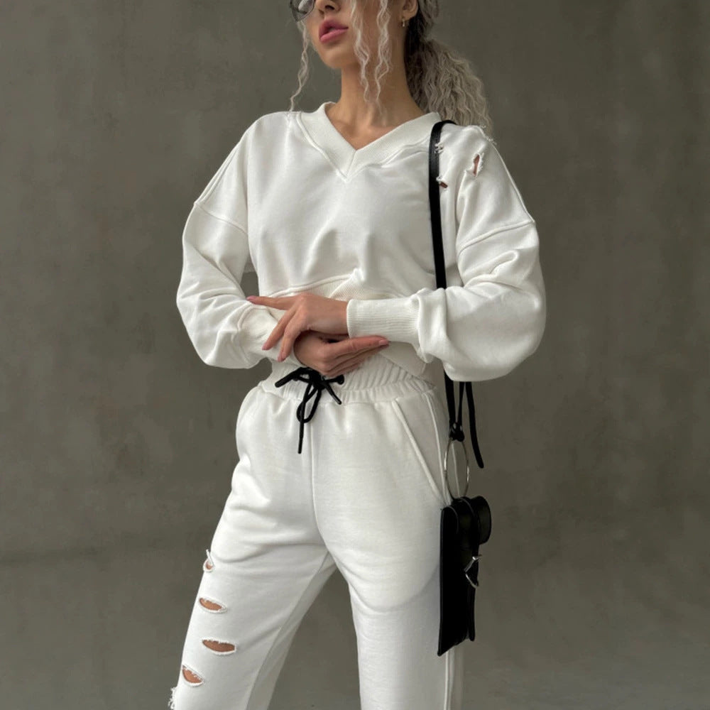 Damen kurzgeschnittenes Sweat-Set mit V-Ausschnitt, Rüschenbund Highwaist Jogginghose und Distressed-Details Nord Taschen