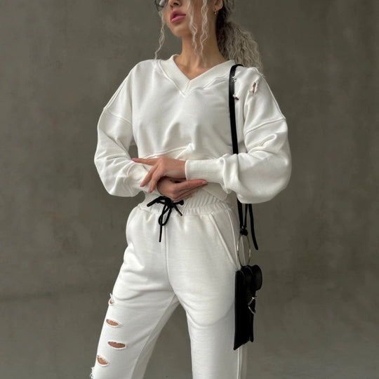 Damen kurzgeschnittenes Sweat-Set mit V-Ausschnitt, Rüschenbund Highwaist Jogginghose und Distressed-Details Nord Taschen