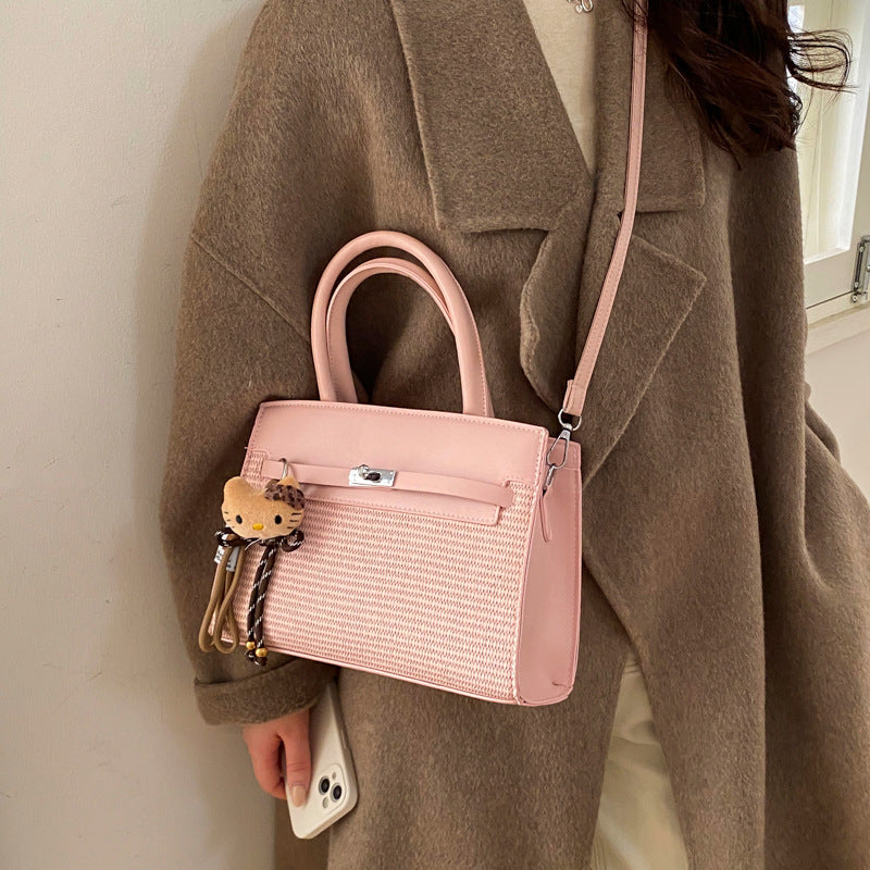 Damen elegante Handtasche mit hochwertigem Strickdesign und charmantem Anhänger Nord Taschen