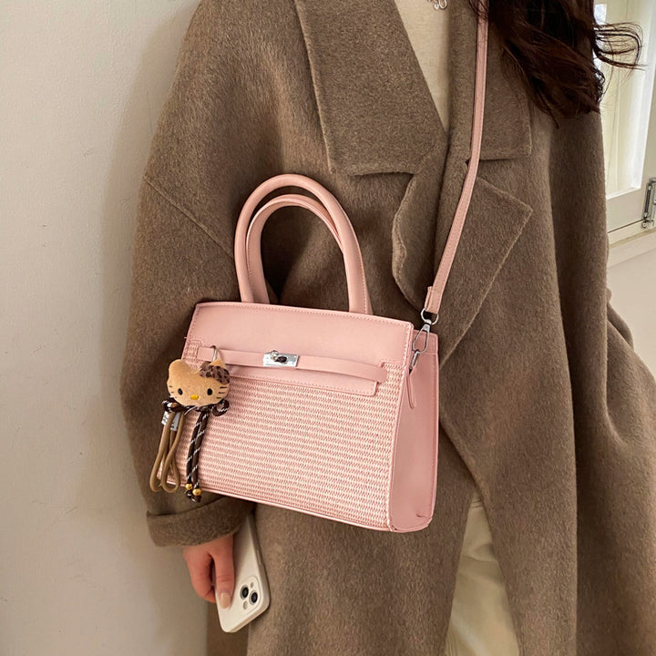 Damen elegante Handtasche mit hochwertigem Strickdesign und charmantem Anhänger Nord Taschen