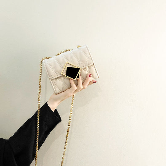 Damen Clutch-Tasche mit glamorösem Kettenriemen und modernem Steppdesign Nord Taschen