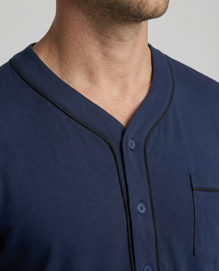 Herren Nachthemd mit eleganter Knopfleiste und praktischer Brusttasche