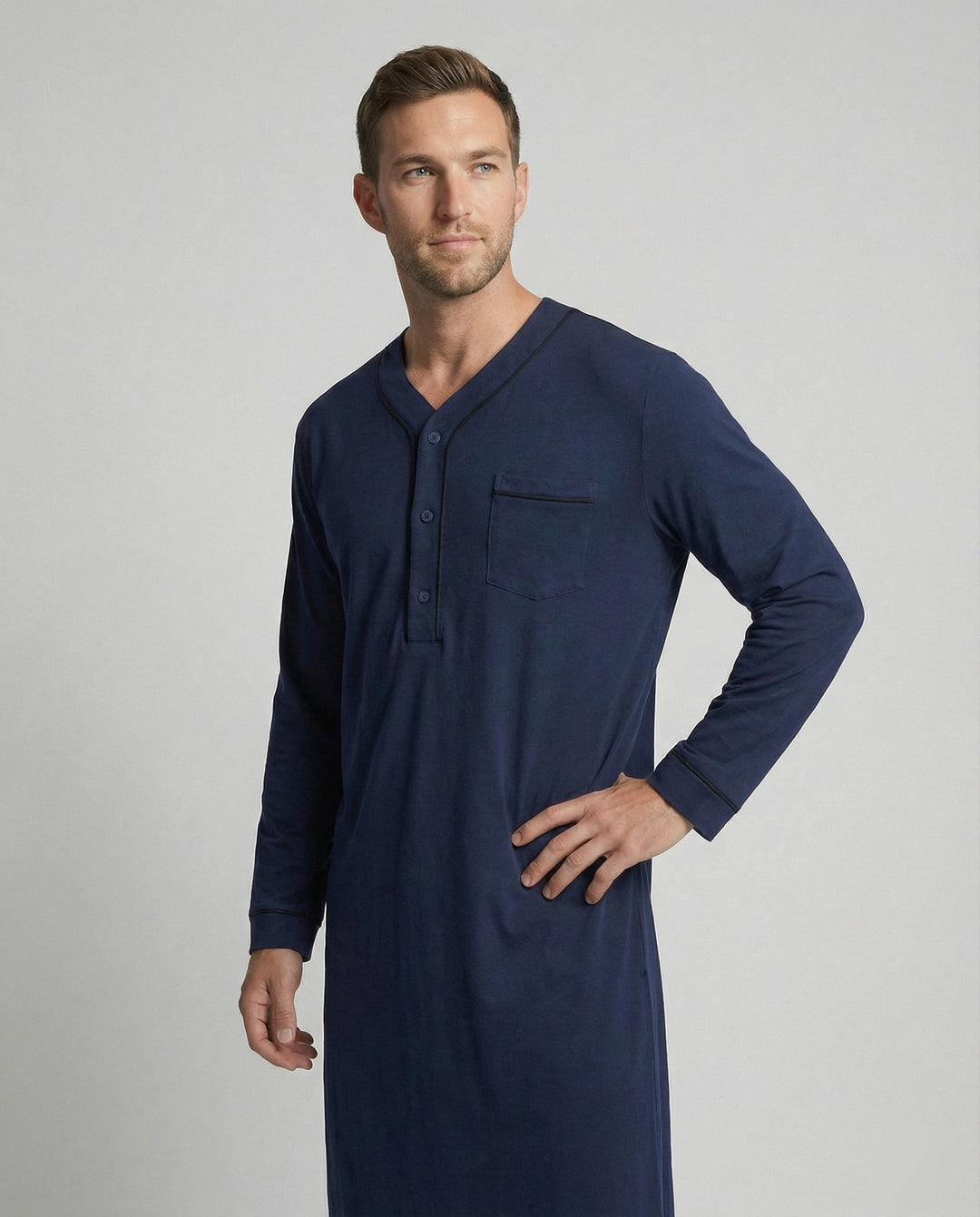 Herren Nachthemd mit eleganter Knopfleiste und praktischer Brusttasche