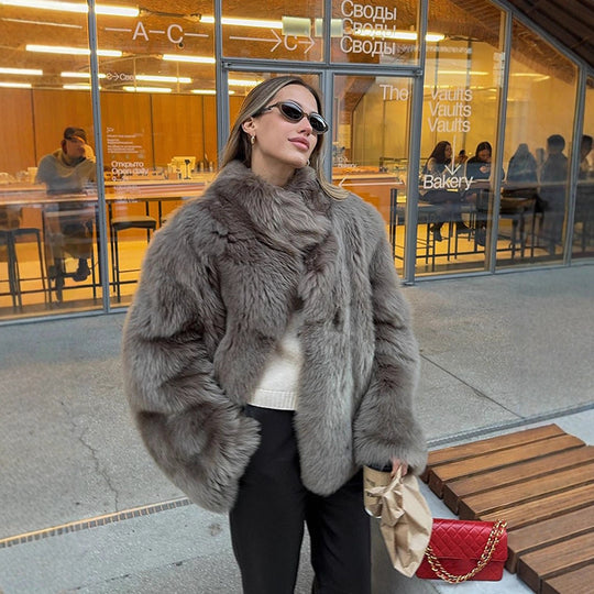 Damen Kurzmantel aus luxuriösem Teddy-Kunstpelz mit Ballonärmeln und Schalkragen Nord Taschen