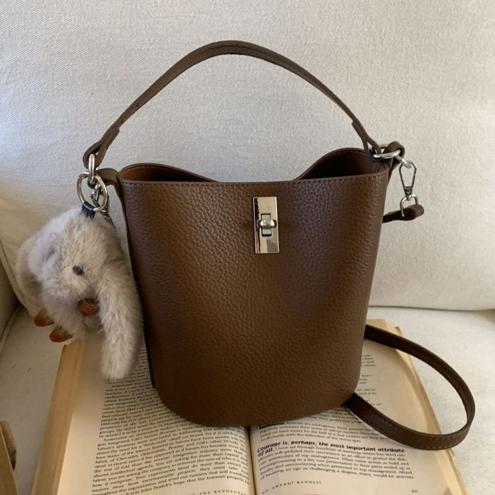 Damen Bucket-Bag mit verspieltem Plüschanhänger Nord Taschen