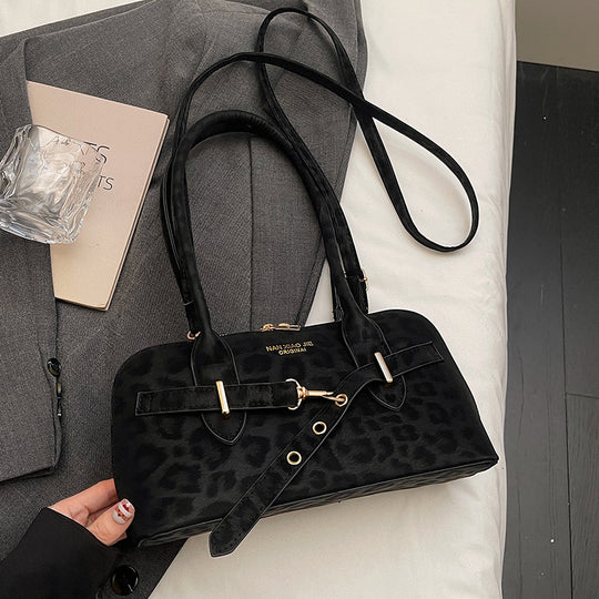 Damen Umhängetasche aus weichem Kunstleder mit kreativen Dekorelementen Nord Taschen