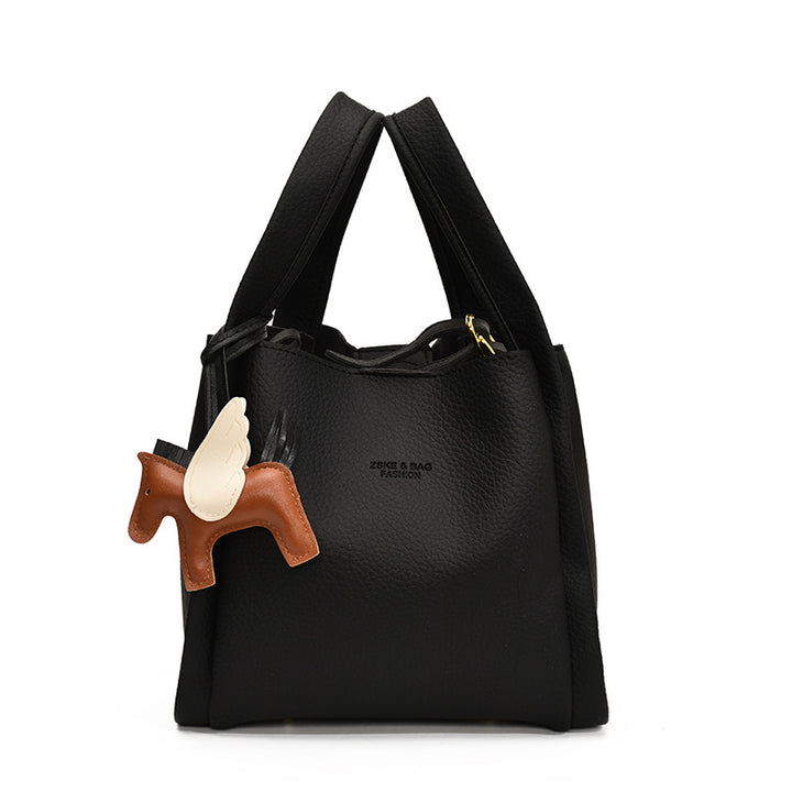 Damen Handtasche mit charmantem Tieranhänger und stilvollem Design Nord Taschen