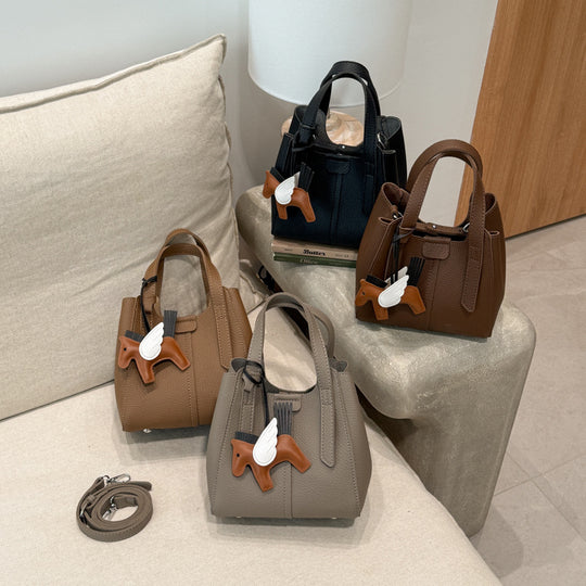 Damen praktische Schultertasche mit verspieltem Anhänger Nord Taschen