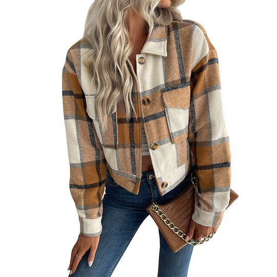 Damen Kurz geschnittene karierte Overshirt‑Jacke mit Brustklappen und Holzknöpfen Nord Taschen