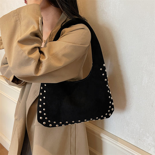 Damen Hobo-Tasche aus weichem Veloursleder mit eleganten Metallnieten Nord Taschen