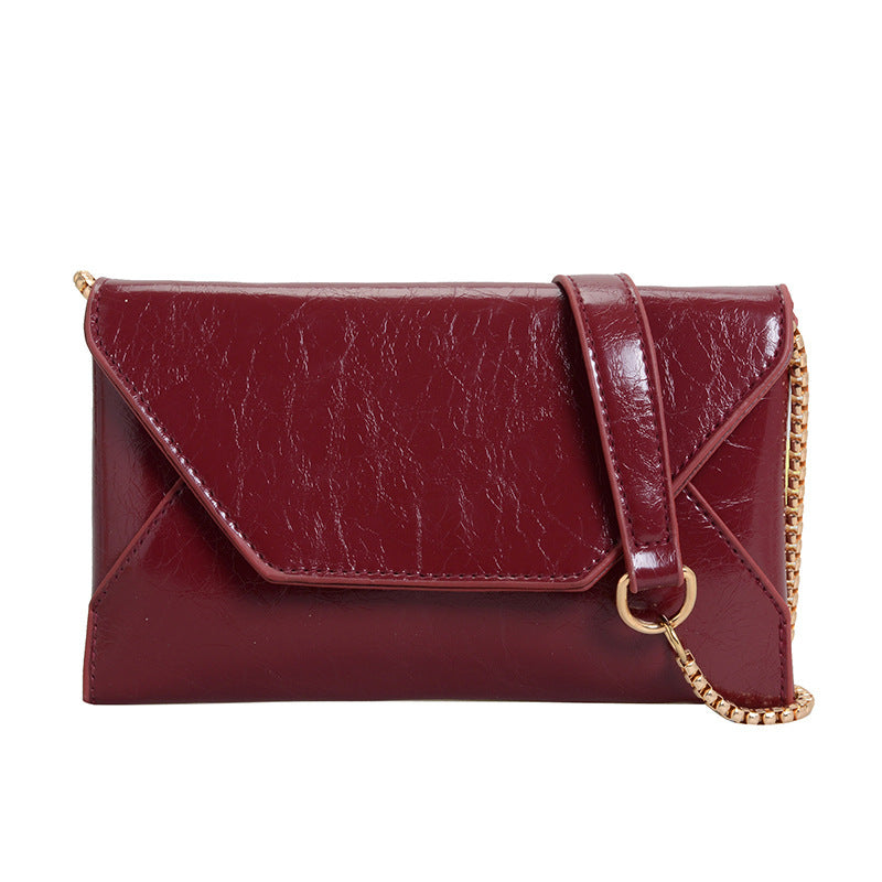 Damen elegante Clutch-Tasche mit glänzender Oberfläche und Kettenakzent Nord Taschen