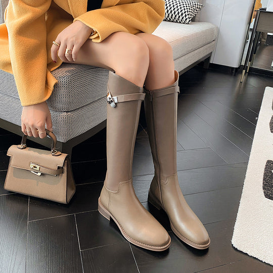 Damen kniehohe Stiefel mit schlanker Schaftform, Innenseiten-Reißverschluss und dekorativem Schnallenriemen Nord Taschen