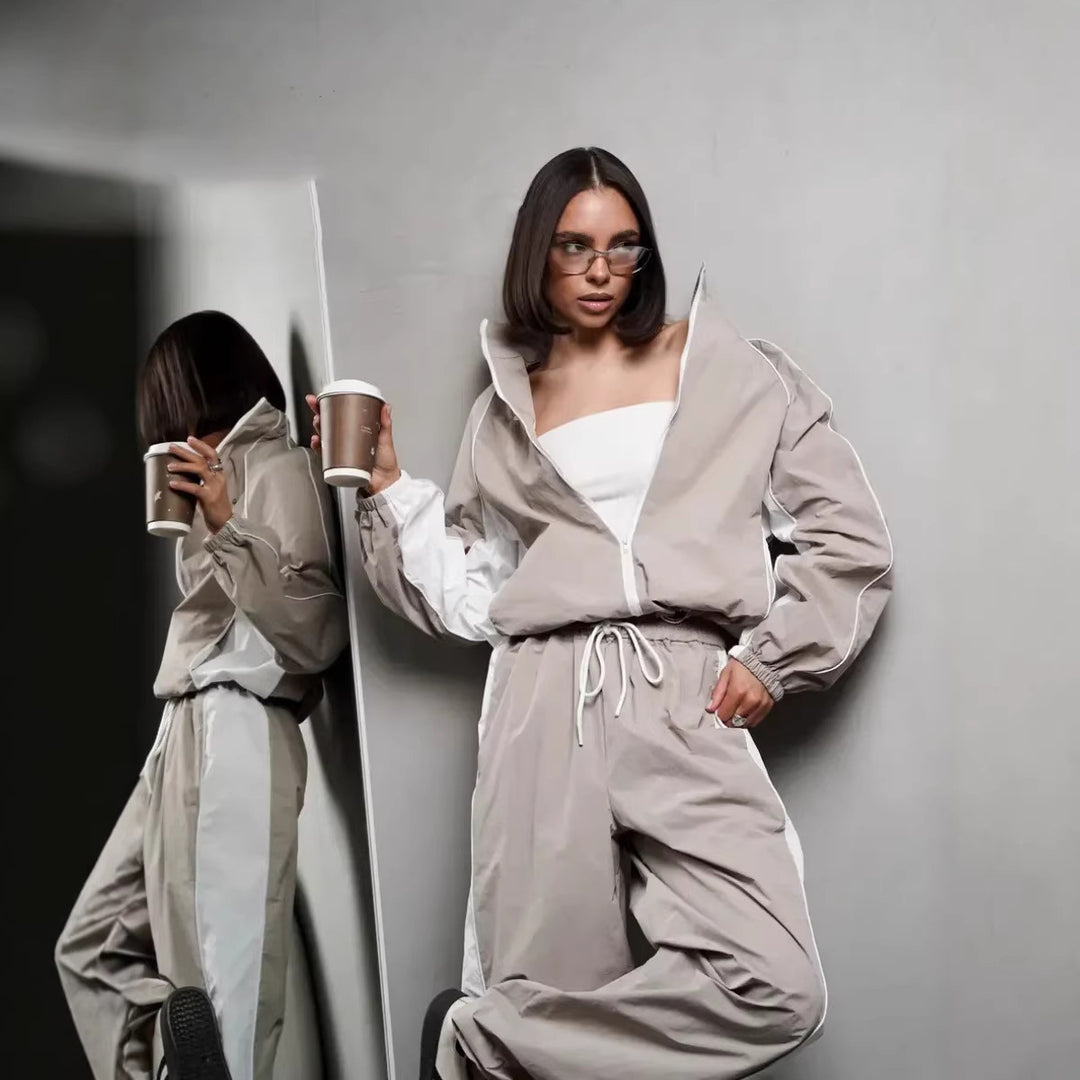 Damen sportlich-elegantes Trackset mit Stehkragen, Reißverschlussjacke und weitem Seitenstreifen-Hose Nord Taschen