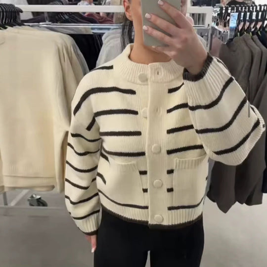 Damen Oversize Cropped‑Strickjacke im Blousonstil mit Kontraststreifen und großen Knöpfen Nord Taschen