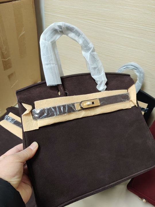 Damen Handtasche aus feinstem Wildleder mit goldfarbenem Verschluss Nord Taschen