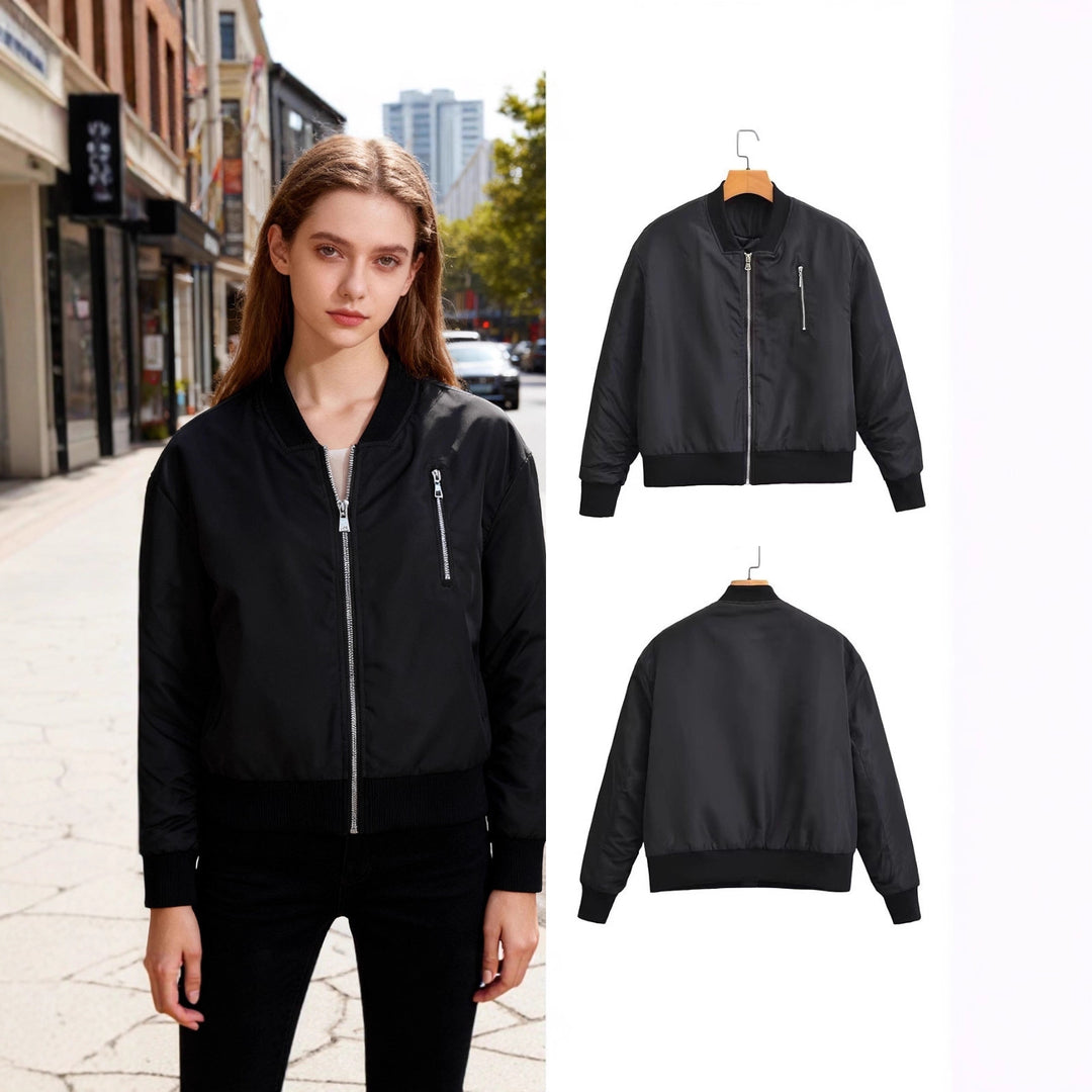 Damen Kurz geschnittene Nylon-Bomberjacke mit glänzender Oberfläche, wattiertem Futter und Metallreißverschluss Nord Taschen