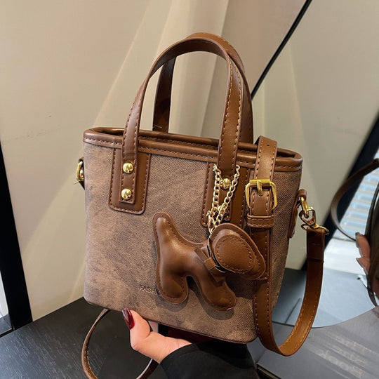 Damen Mini-Tasche aus hochwertigem Material mit abnehmbarem Witz-Anhänger | Nord Taschen