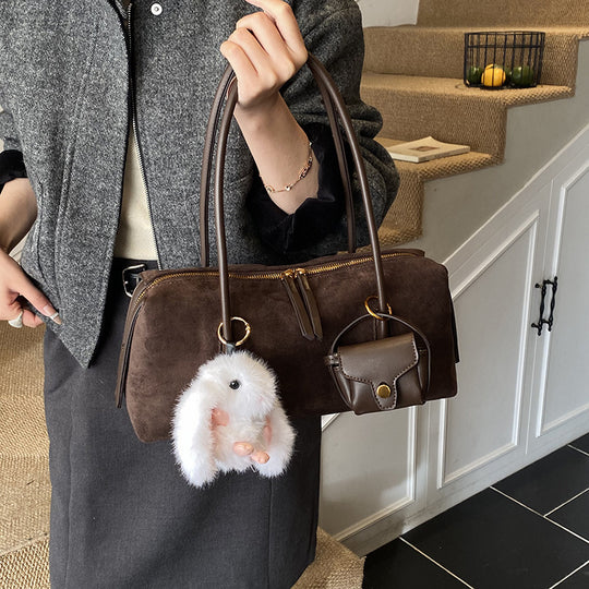 Damen elegante Umhängetasche aus hochwertigem Wildleder mit verspieltem Kaninchenanhänger Nord Taschen
