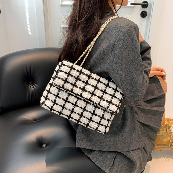 Damen Clutch-Tasche im zeitgenössischen Design mit strukturiertem Muster Nord Taschen