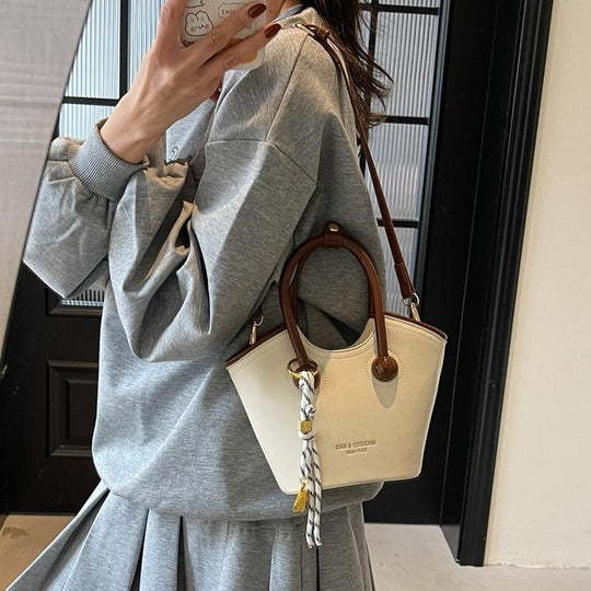Damen Handtasche im modernen Design mit abnehmbarem Schlüsselanhänger | Nord Taschen