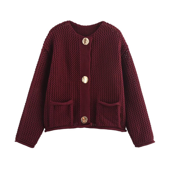 Damen Kurzgeschnittene strukturierte Strickjacke mit goldfarbenen Zierknöpfen und aufgesetzten Taschen Nord Taschen