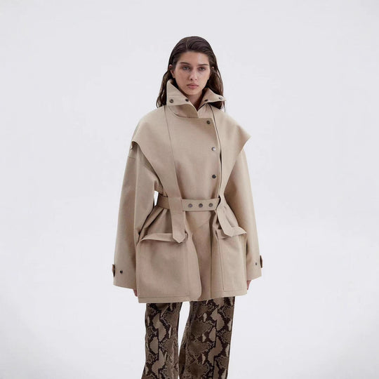 Damen Taillierte Übergangsjacke mit Stehkragen, Schultercape und Bindegürtel Nord Taschen