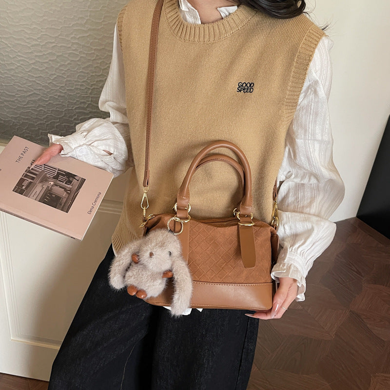 Damen Hobo-Tasche mit geflochtener Struktur und trendigem Teddy-Anhänger Nord Taschen
