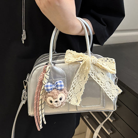 Damen Mini-Handtasche mit niedlichem Plüschanhänger und filigraner Schleifenverzierung Nord Taschen