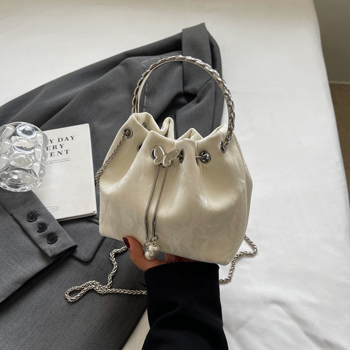 Damen Beuteltasche aus hochwertigen Materialien mit verspieltem Schmetterling Nord Taschen