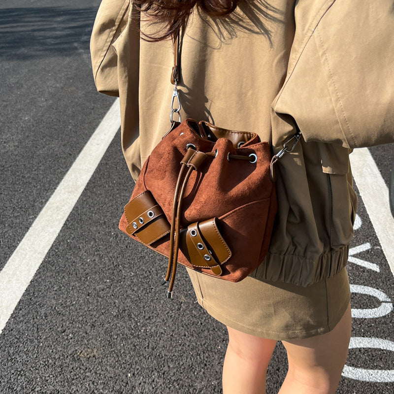 Damen Beuteltasche aus hochwertigem Veloursleder mit verstellbarem Schulterriemen Nord Taschen