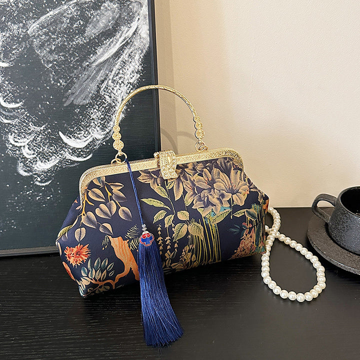 Damen Clutch-Tasche mit floralem Design und elegantem Kettenakzent Nord Taschen