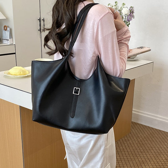 Damen Hobo-Tasche aus hochwertigem Kunstleder mit schickem Schnallen-Detail Nord Taschen