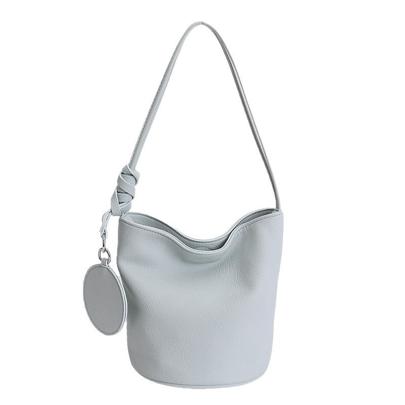 Damen Hobo-Tasche aus strukturiertem Kunstleder mit verspieltem Anhänger Nord Taschen