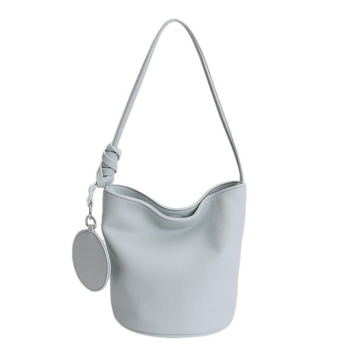 Damen Hobo-Tasche aus strukturiertem Kunstleder mit verspieltem Anhänger Nord Taschen
