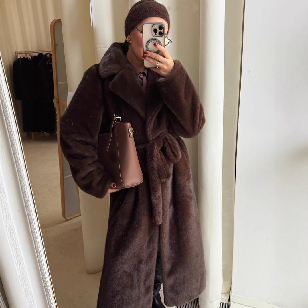 Damen eleganter langfloriger Kunstpelzmantel mit Kapuze und taillierter Silhouette Nord Taschen