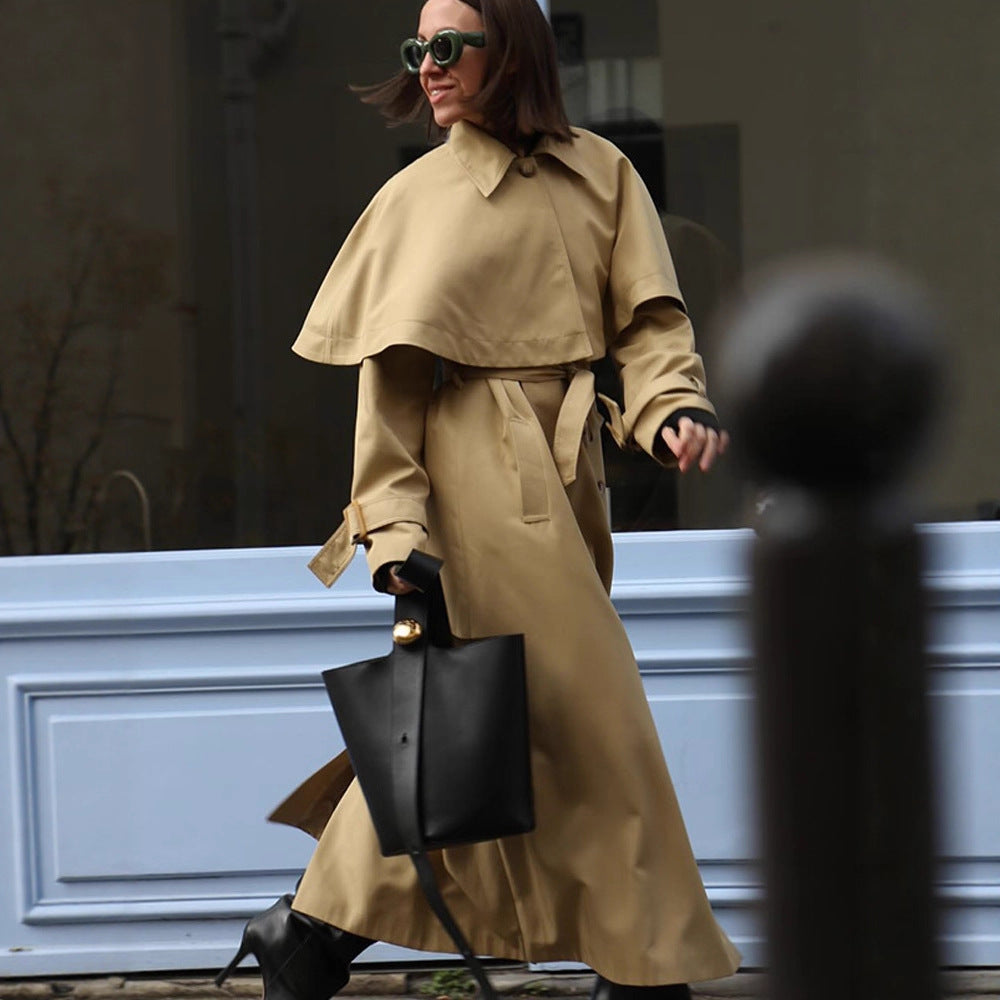 Damen Langer Trenchcoat mit Capelet, Taillengürtel und Raglanärmeln Nord Taschen