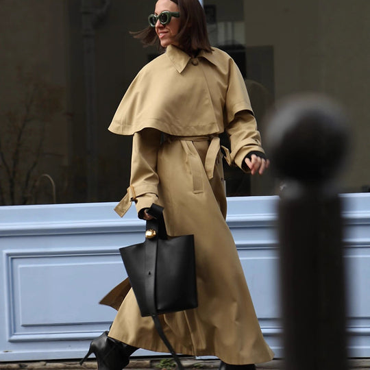 Damen Langer Trenchcoat mit Capelet, Taillengürtel und Raglanärmeln Nord Taschen