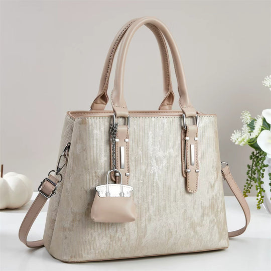 Damen elegante Handtasche mit dekorativem Schlüsselanhänger Nord Taschen