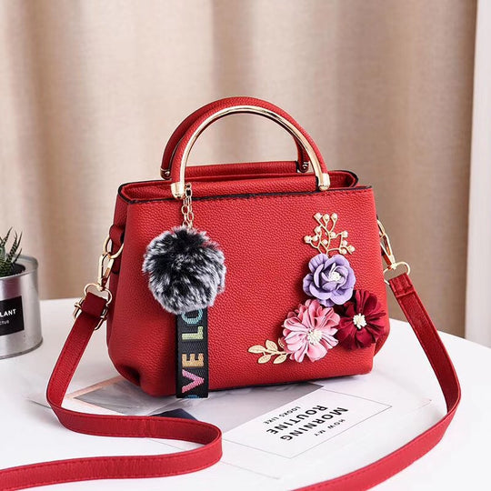 Damen modische Henkeltasche mit floralen Akzenten und schimmerndem Anhänger Nord Taschen