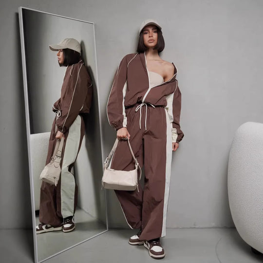 Damen sportlich-elegantes Trackset mit Stehkragen, Reißverschlussjacke und weitem Seitenstreifen-Hose Nord Taschen