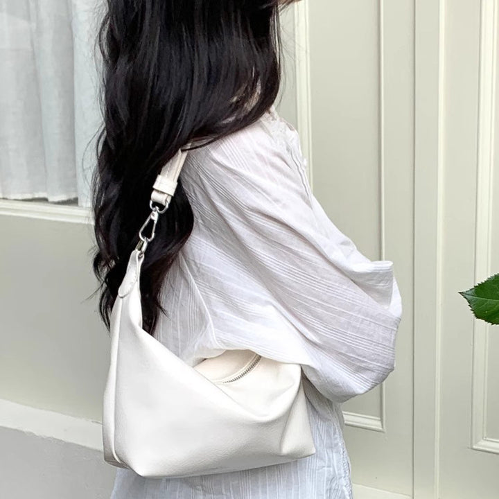 Damen Hobo-Tasche mit glänzender Oberfläche und modernem Design Nord Taschen